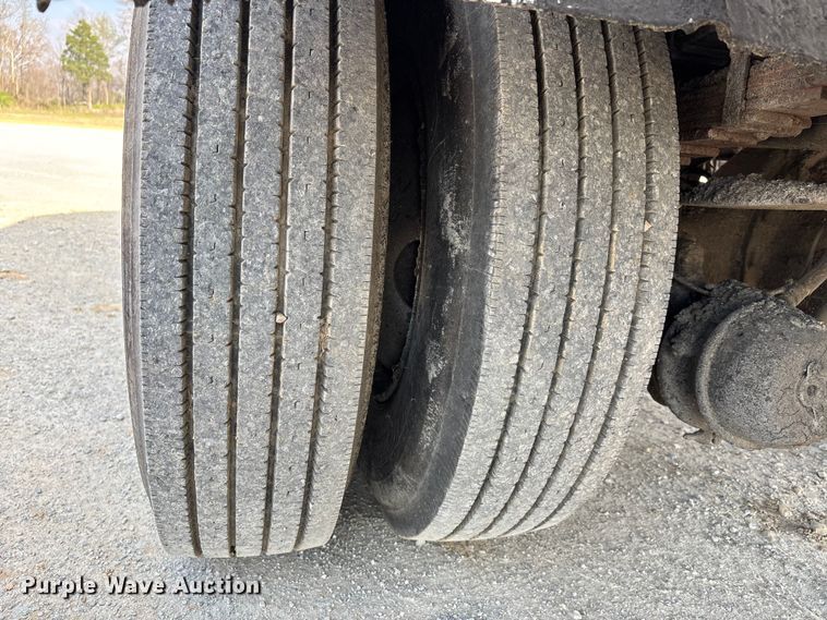 image for item DT0102 2001 International 4900 oil distributor truck