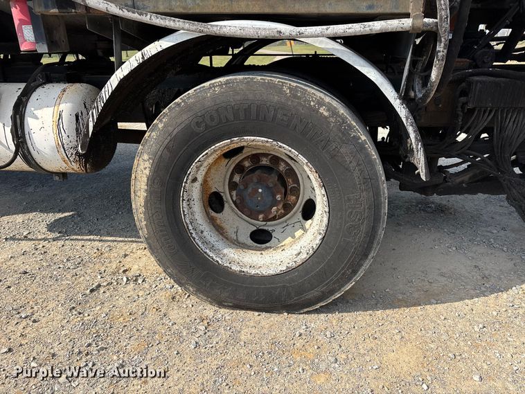 image for item DT0102 2001 International 4900 oil distributor truck