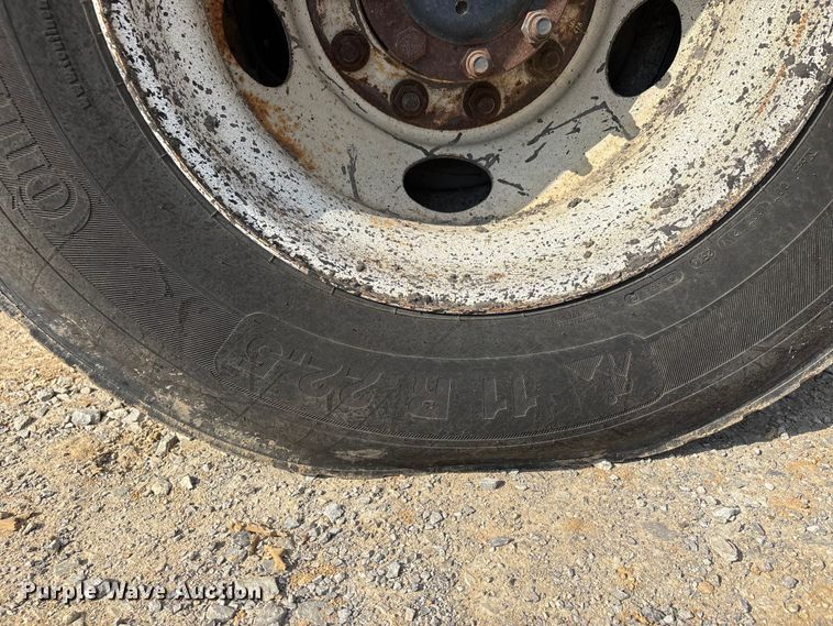 image for item DT0102 2001 International 4900 oil distributor truck