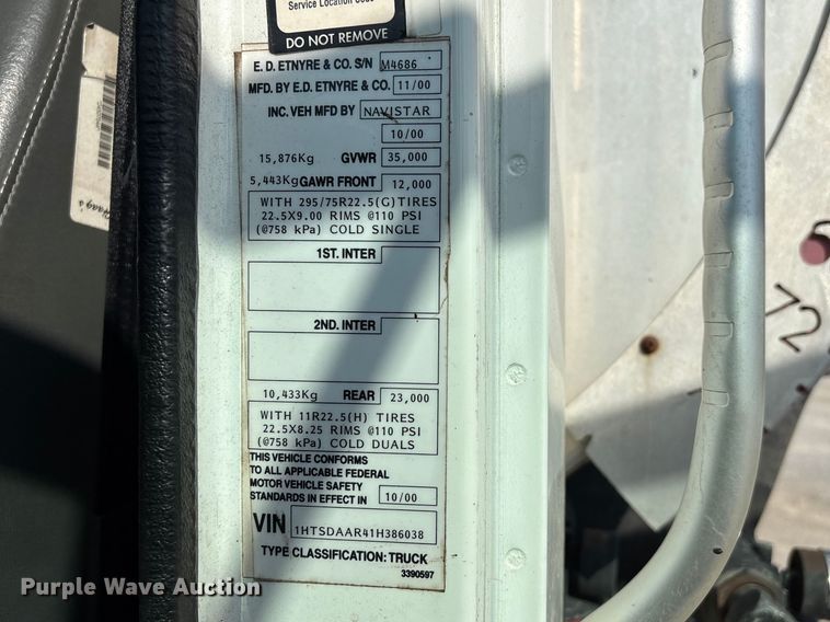 image for item DT0102 2001 International 4900 oil distributor truck