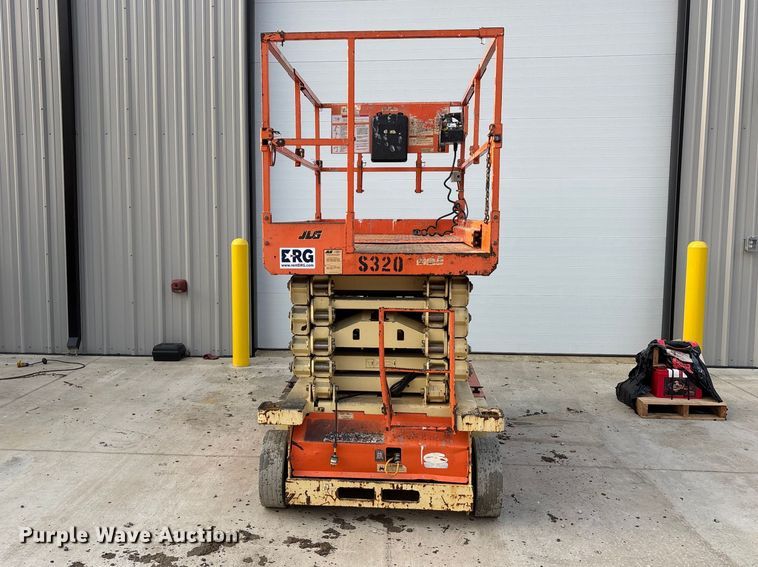 image for item DT0103 2013 JLG 3248RS scissor lift