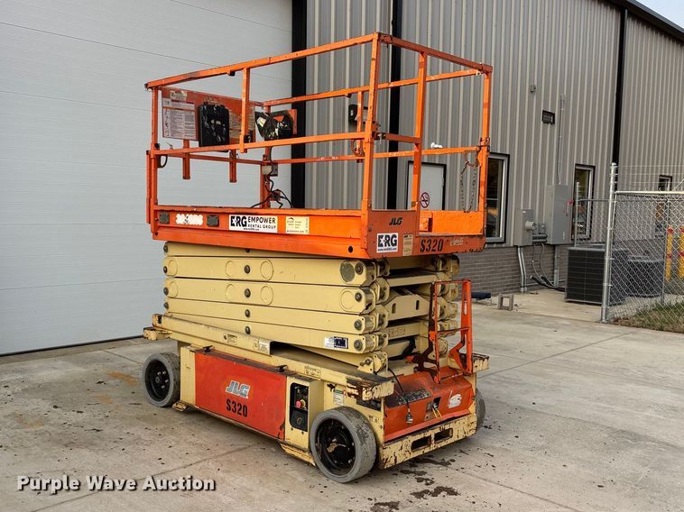 image for item DT0103 2013 JLG 3248RS scissor lift