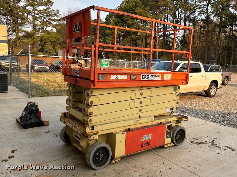 image for item DT0103 2013 JLG 3248RS scissor lift