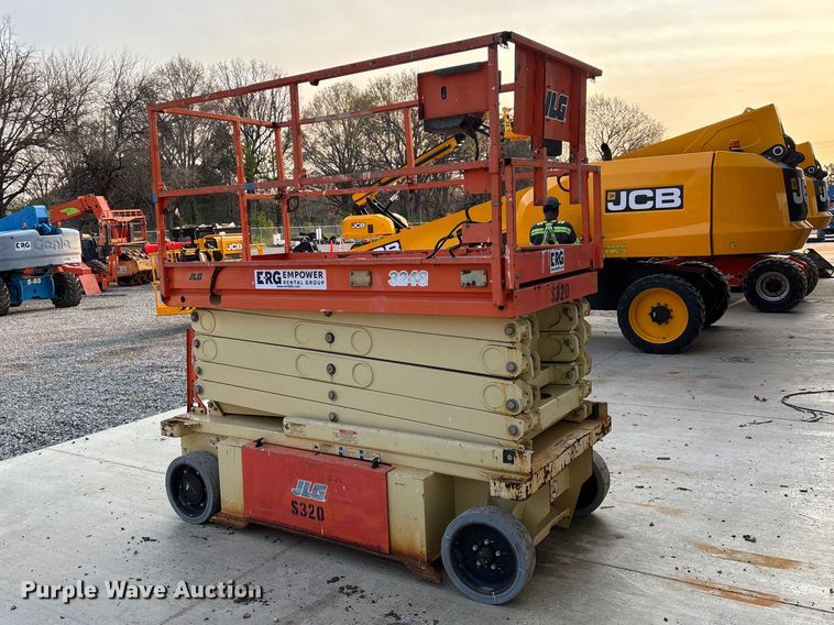 image for item DT0103 2013 JLG 3248RS scissor lift