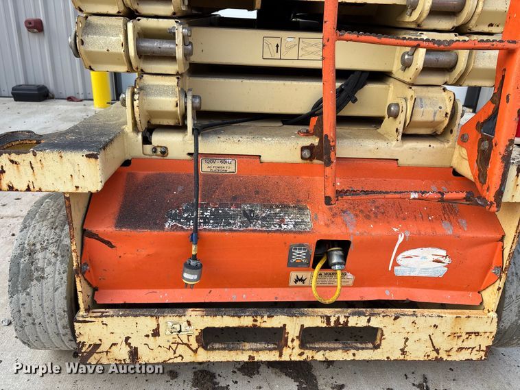 image for item DT0103 2013 JLG 3248RS scissor lift