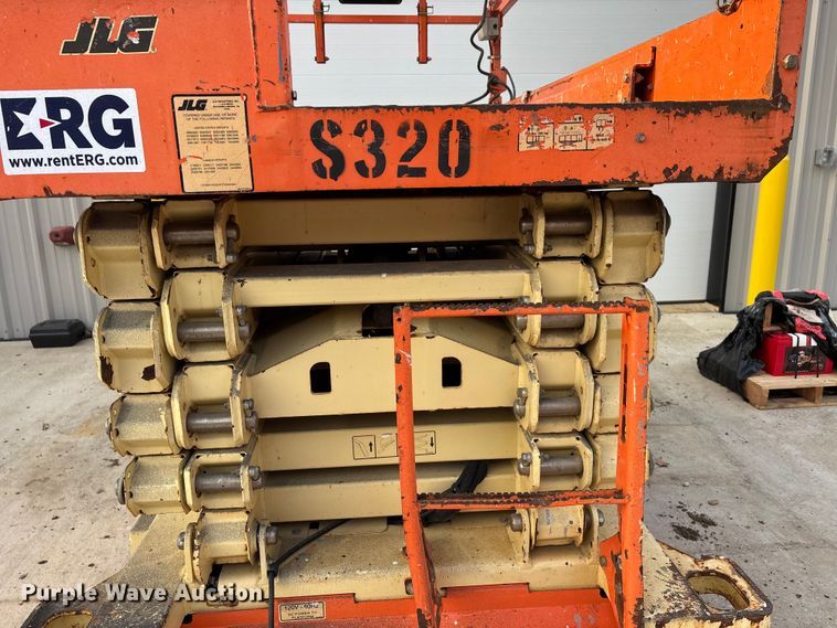 image for item DT0103 2013 JLG 3248RS scissor lift