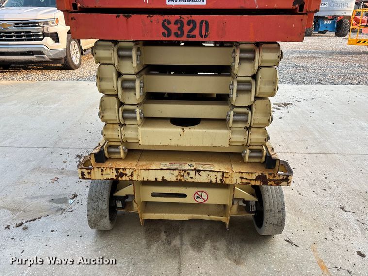 image for item DT0103 2013 JLG 3248RS scissor lift