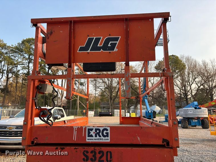 image for item DT0103 2013 JLG 3248RS scissor lift
