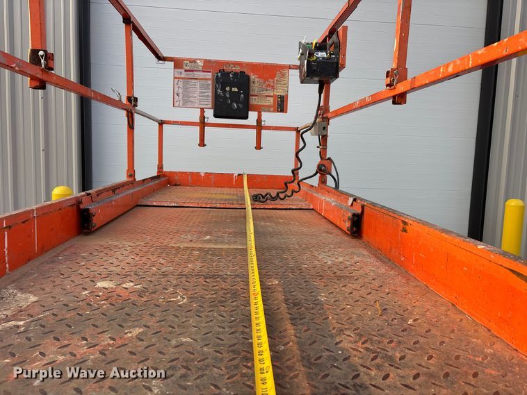 image for item DT0103 2013 JLG 3248RS scissor lift