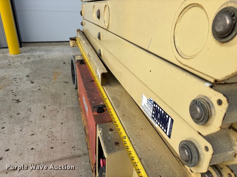 image for item DT0103 2013 JLG 3248RS scissor lift