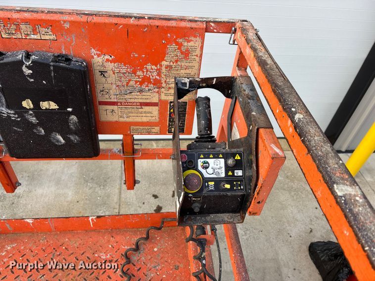 image for item DT0103 2013 JLG 3248RS scissor lift
