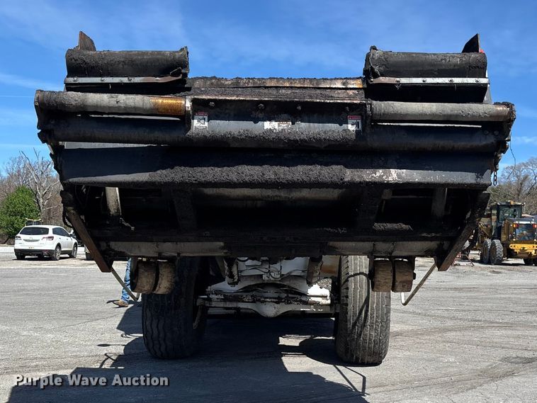 image for item DT0106 2006 Roadtec SB-2500C material transfer vehicle