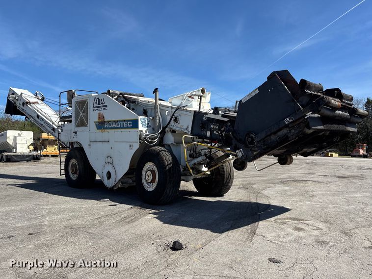 image for item DT0106 2006 Roadtec SB-2500C material transfer vehicle