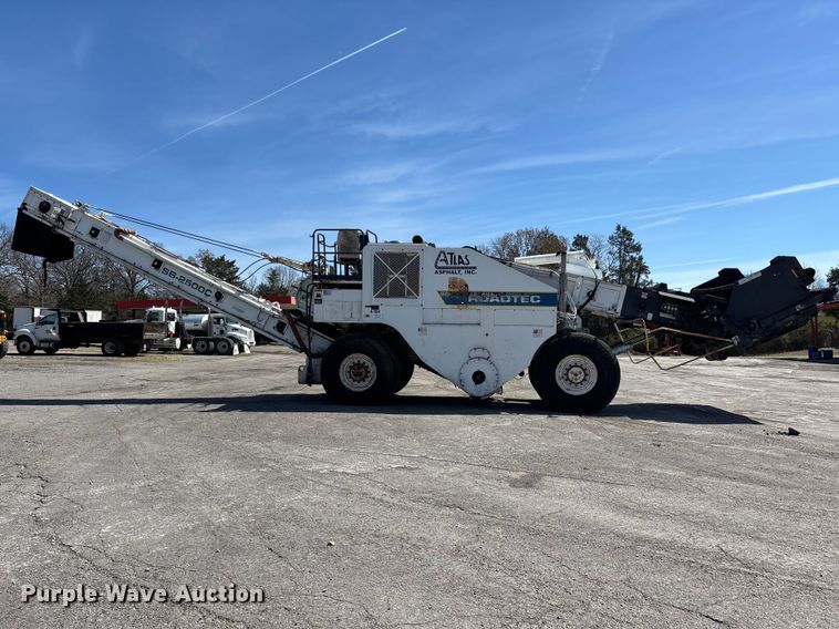 image for item DT0106 2006 Roadtec SB-2500C material transfer vehicle