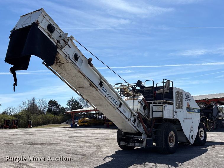 image for item DT0106 2006 Roadtec SB-2500C material transfer vehicle