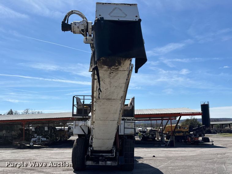 image for item DT0106 2006 Roadtec SB-2500C material transfer vehicle