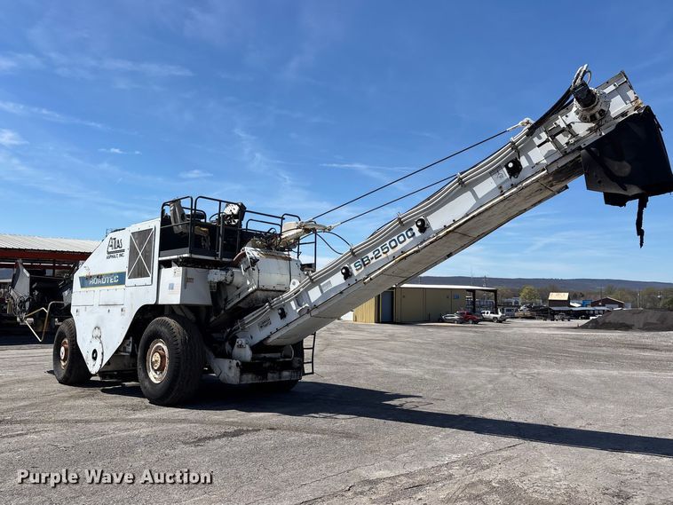 image for item DT0106 2006 Roadtec SB-2500C material transfer vehicle