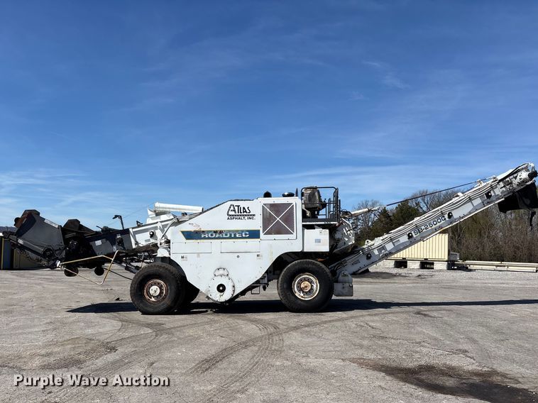 image for item DT0106 2006 Roadtec SB-2500C material transfer vehicle