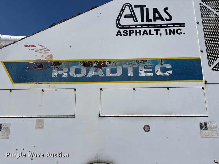 image for item DT0106 2006 Roadtec SB-2500C material transfer vehicle