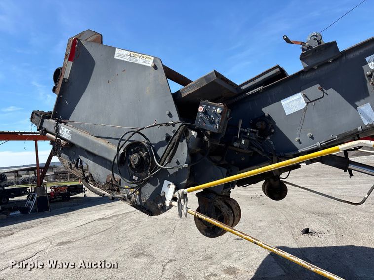 image for item DT0106 2006 Roadtec SB-2500C material transfer vehicle