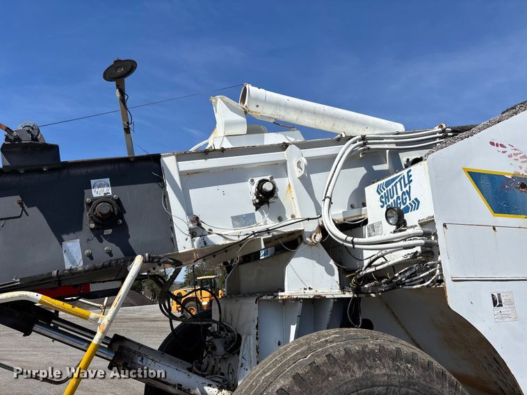 image for item DT0106 2006 Roadtec SB-2500C material transfer vehicle