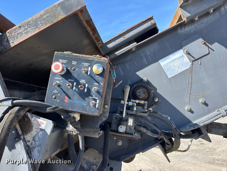 image for item DT0106 2006 Roadtec SB-2500C material transfer vehicle