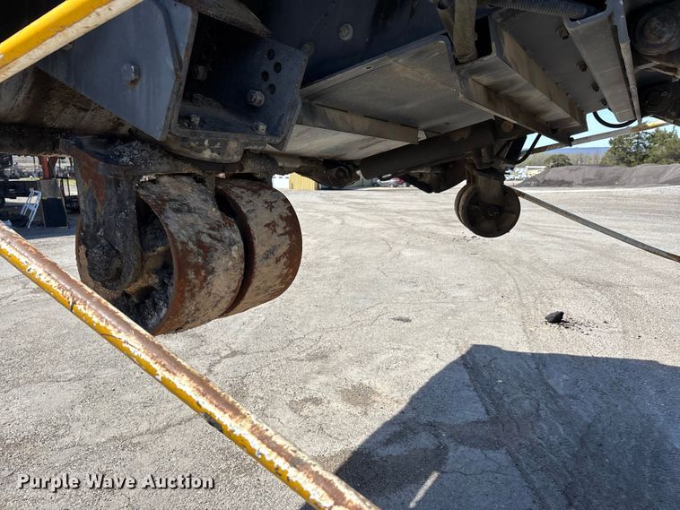 image for item DT0106 2006 Roadtec SB-2500C material transfer vehicle