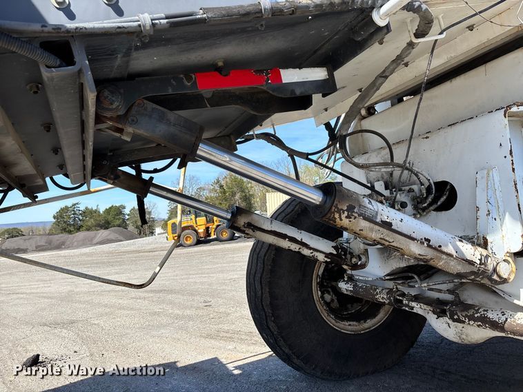 image for item DT0106 2006 Roadtec SB-2500C material transfer vehicle