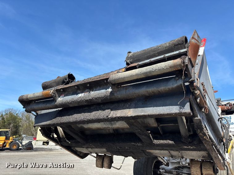 image for item DT0106 2006 Roadtec SB-2500C material transfer vehicle