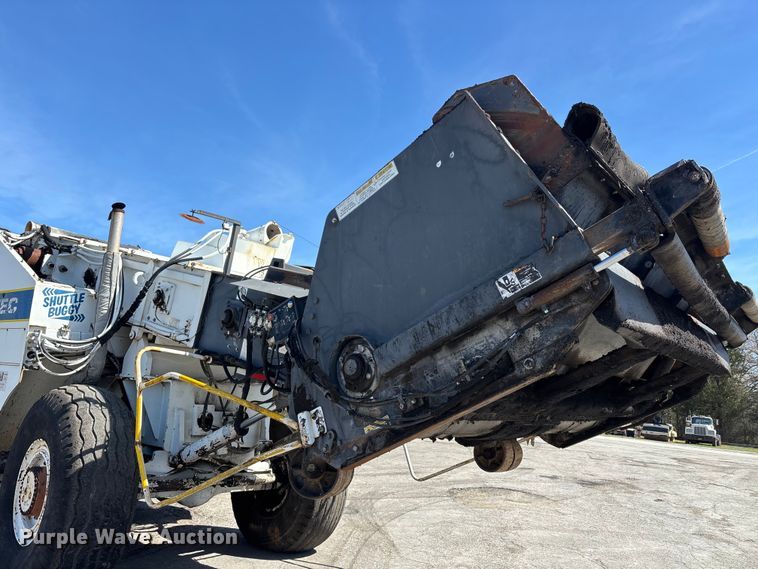 image for item DT0106 2006 Roadtec SB-2500C material transfer vehicle