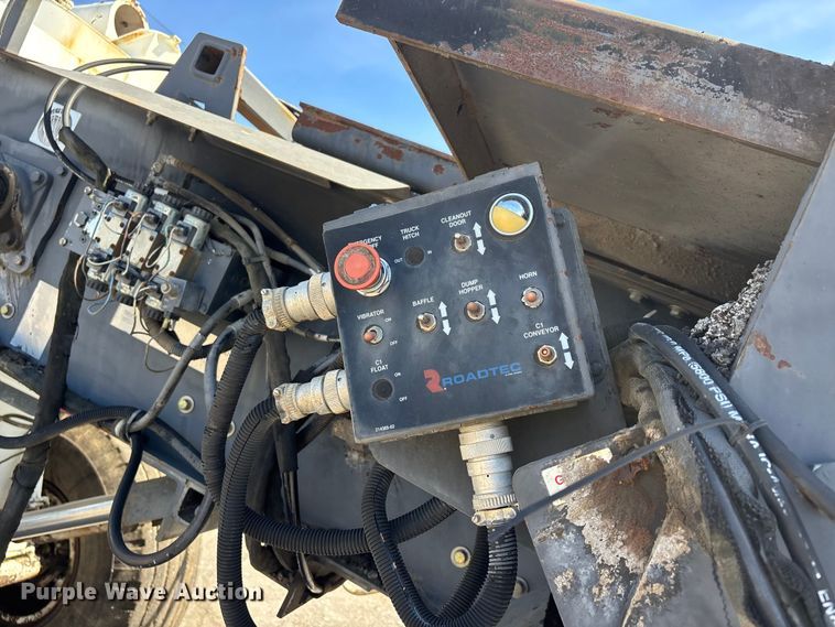 image for item DT0106 2006 Roadtec SB-2500C material transfer vehicle