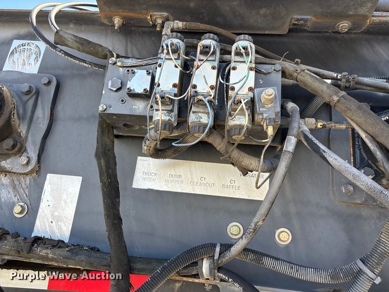 image for item DT0106 2006 Roadtec SB-2500C material transfer vehicle