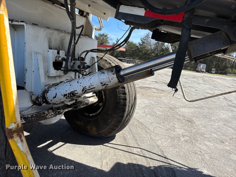 image for item DT0106 2006 Roadtec SB-2500C material transfer vehicle