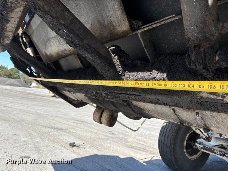 image for item DT0106 2006 Roadtec SB-2500C material transfer vehicle