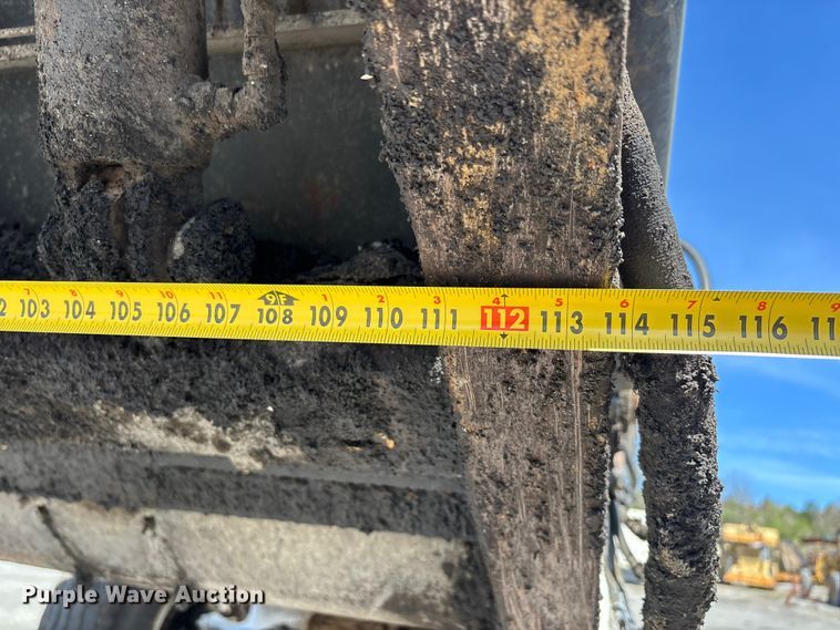 image for item DT0106 2006 Roadtec SB-2500C material transfer vehicle