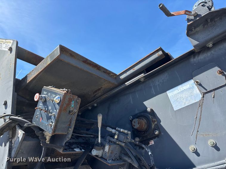 image for item DT0106 2006 Roadtec SB-2500C material transfer vehicle