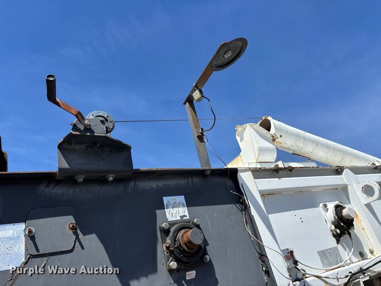 image for item DT0106 2006 Roadtec SB-2500C material transfer vehicle