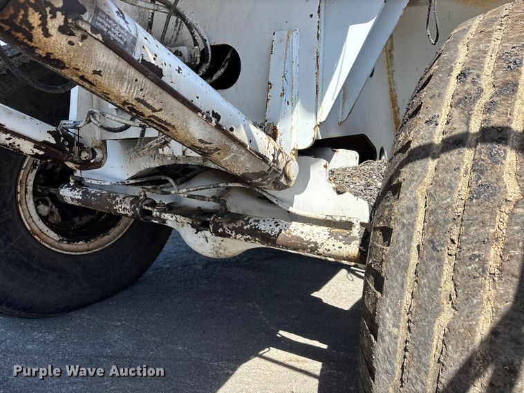 image for item DT0106 2006 Roadtec SB-2500C material transfer vehicle