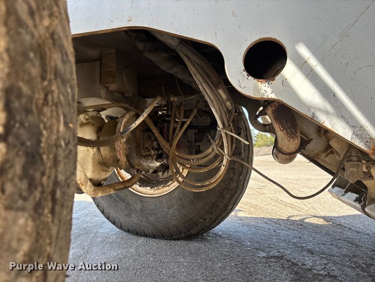 image for item DT0106 2006 Roadtec SB-2500C material transfer vehicle