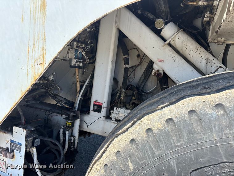 image for item DT0106 2006 Roadtec SB-2500C material transfer vehicle