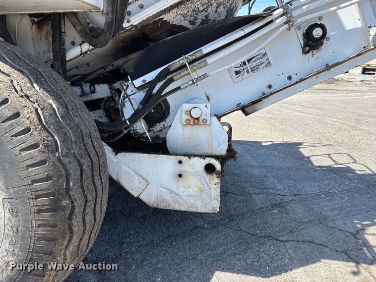 image for item DT0106 2006 Roadtec SB-2500C material transfer vehicle