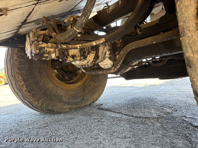 image for item DT0106 2006 Roadtec SB-2500C material transfer vehicle