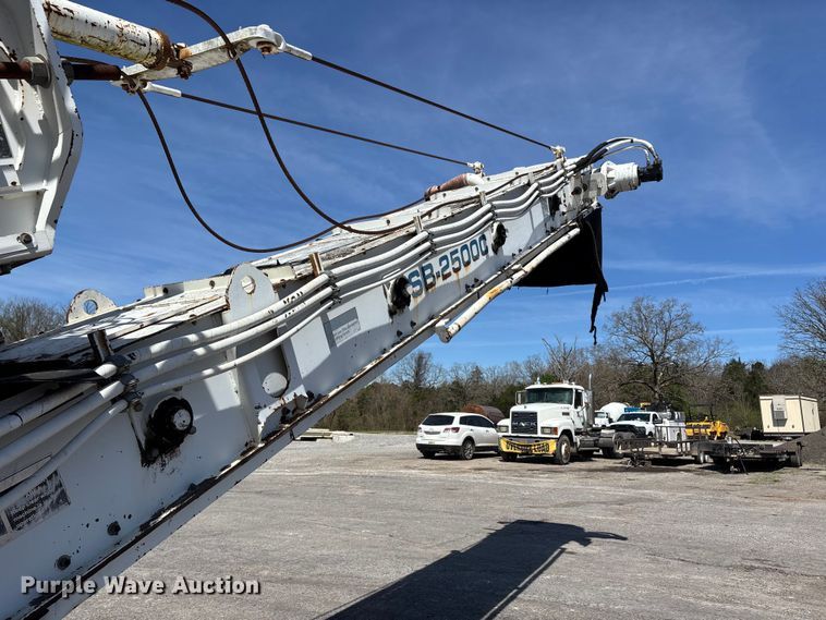 image for item DT0106 2006 Roadtec SB-2500C material transfer vehicle