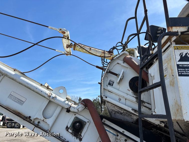 image for item DT0106 2006 Roadtec SB-2500C material transfer vehicle