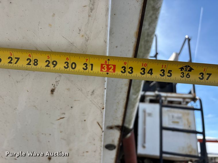 image for item DT0106 2006 Roadtec SB-2500C material transfer vehicle