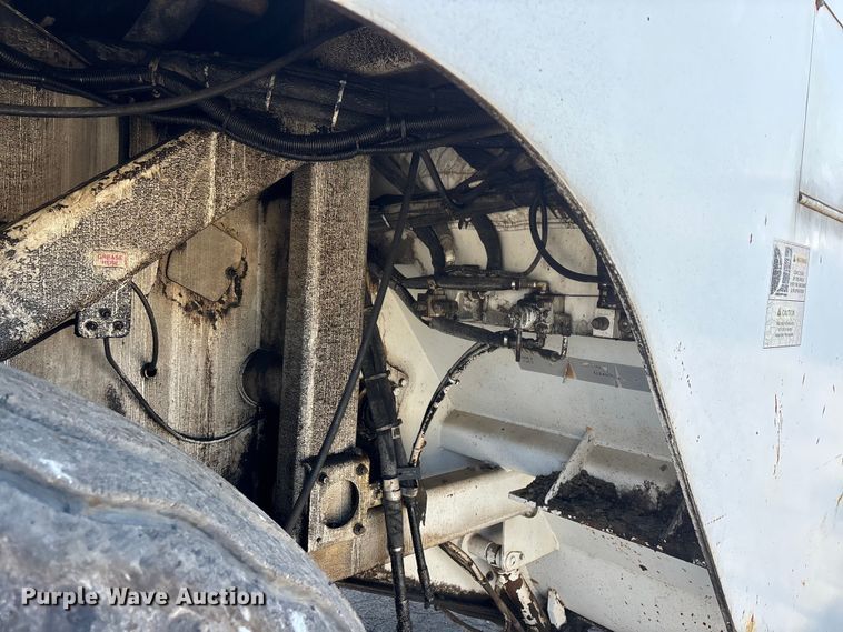 image for item DT0106 2006 Roadtec SB-2500C material transfer vehicle