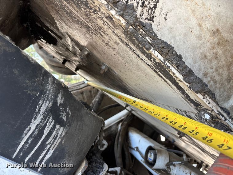 image for item DT0106 2006 Roadtec SB-2500C material transfer vehicle