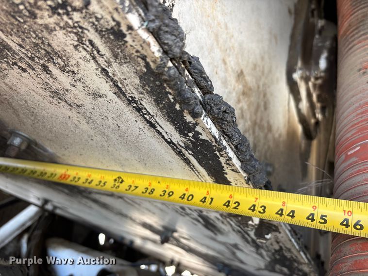 image for item DT0106 2006 Roadtec SB-2500C material transfer vehicle