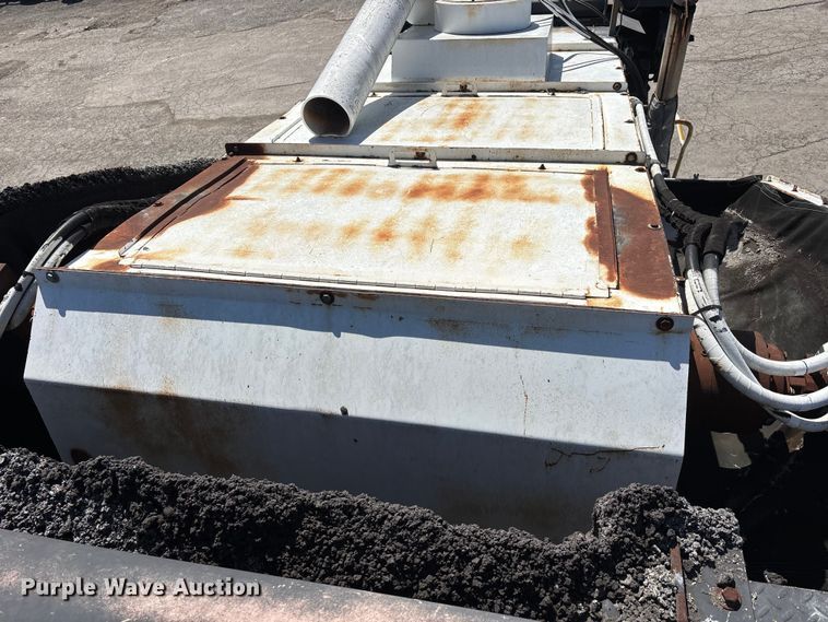 image for item DT0106 2006 Roadtec SB-2500C material transfer vehicle