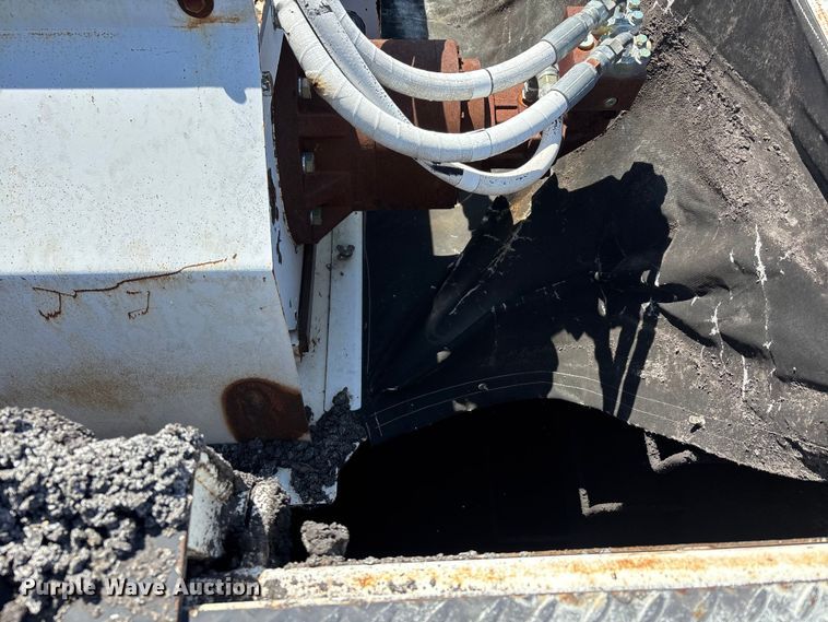 image for item DT0106 2006 Roadtec SB-2500C material transfer vehicle